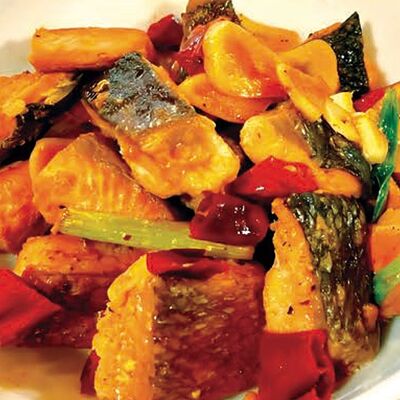 В36 Острая сёмга 香辣三文鱼 в Charlie tea по цене 980 ₽