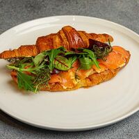 Круассан с форелью-скрэмбл в 321 Club by Novikov