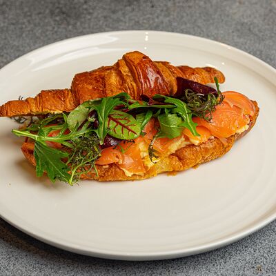 Круассан с форелью-скрэмбл в 321 Club by Novikov по цене 870