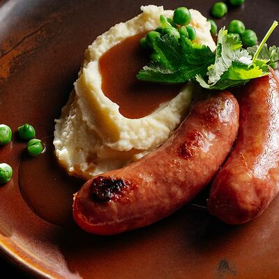 Домашние колбаски с картофельным пюре в О`Briens по цене 581 ₽