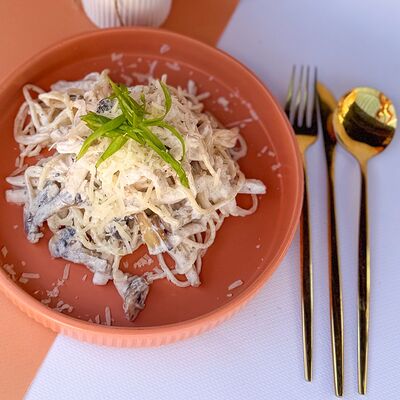 Спагетти с курицей и грибами в сливочном соусе в Wow Tortik по цене 590 ₽