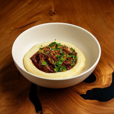 Говяжьи щёчки с картофельным пюре в Pandora по цене 980 ₽