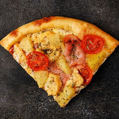 С курицей, ветчиной и ананасом в Sushi & More по цене 590 ₽