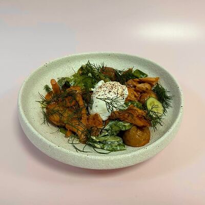 Салат с лисичками, шпинатом и яйцом пашот в Двор Помидор по цене 490