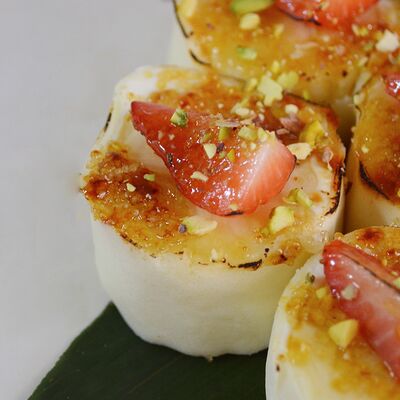 Сладкий ролл с опаленной клубникой в Держи рыбу по цене 700