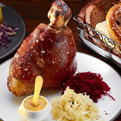 Швайне-Хаксе запеченная в Линдерхоф по цене 2295 ₽