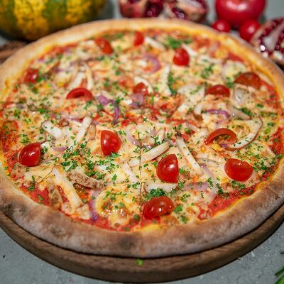 Пицца с копченой курицей в Пармезан и пури по цене 365 ₽