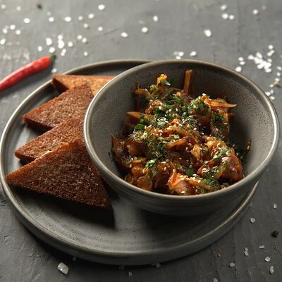 Свиные ушки с чесноком и гренками в Гвозди по цене 450 ₽