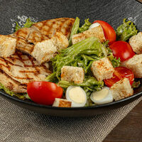 Цезарь с запеченным куриным филе в La Veranda