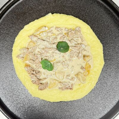 Бефстроганов из мраморной говядины с белыми грибами в Западный сад ! по цене 1400 ₽