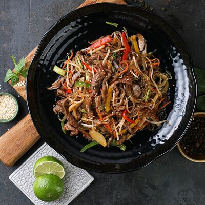 Бататовая лапша с говядиной Д в Hungry Dragon по цене 620 ₽