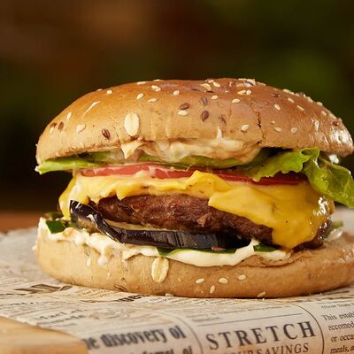 Бургер с куриной котлетой и бекономв Пресня Бургер по цене 500 ₽