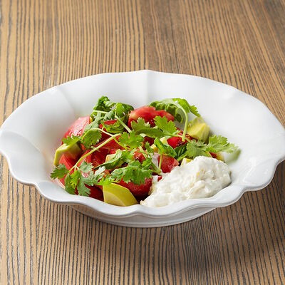 Салат со страчателлой, томатами и авокадо в Онегин дача по цене 950 ₽