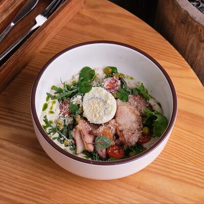 Салат с подкопченным куриным бедром в Finch Bistro по цене 740 ₽