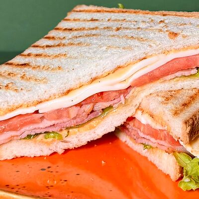 Сэндвич с беконом и сыром в Морошка по цене 450 ₽