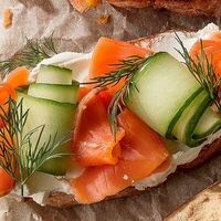 Брускетта с лососем и сливочным сыром в Чиполучо