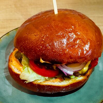 Бургер Papa Hop с мраморной говядиной Black Angus и булочкой бриошь в Papa Hop по цене 490 ₽