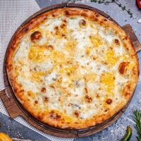 Пицца Четыре сыра в La Pizza Bomba на дровах