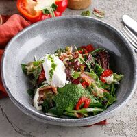 Салат с печеным беконом, паприкой и моцареллой в Вкусновица