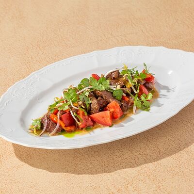Салат с говядиной и томатами в соусе кимчи в Cristal по цене 700 ₽