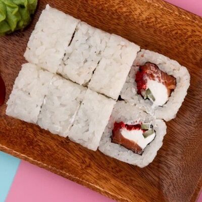 Ролл с лососем и тобико в Ями Тим по цене 940 ₽