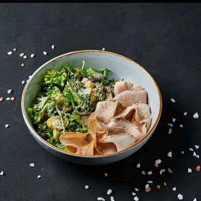 Салат с пастрами и вителло тоннато в Mesto Sushi & Grill по цене 710