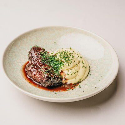 Телячьи щечки с картофельным пюре в Клёво по цене 1750 ₽