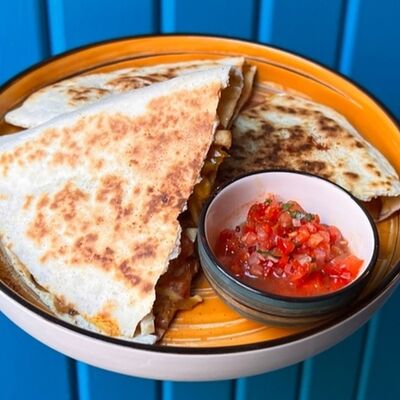 Кесадилья с чоризо и томатным соусом в Mexo Food Bar по цене 580 ₽
