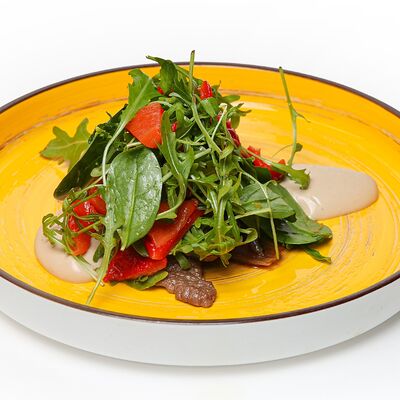 Теплый салат с говядиной в Chillis Bar по цене 600 ₽