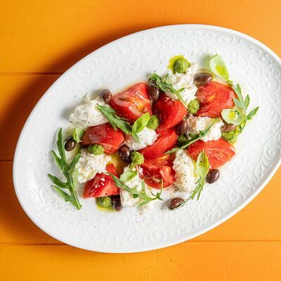 Моцарелла с томатами и таджасскими оливками в Сорренто by Novikov по цене 890 ₽