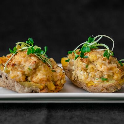 Крошка-картошка с тунцом, творожным сыром и маринованными огурцами в Daddys pub по цене 425 ₽