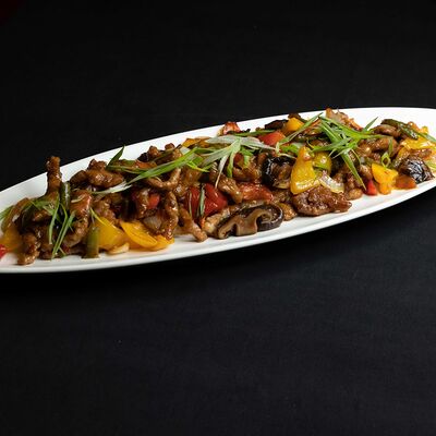 Свинина с овощами и грибами шиитаке в Евразия по цене 3210 ₽