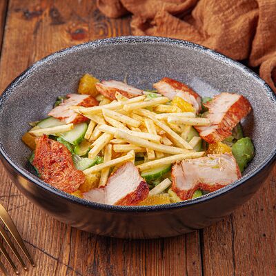 Салат с медово-горчично заправкой и курицей в Это Бар по цене 490 ₽