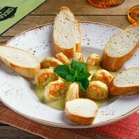 Креветки тигровые в сливочном соусе с соусом песто в Соседи