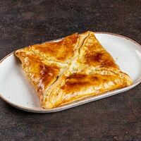 Слоеное хачапури Пеновани в Лари