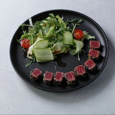 Салат с тунцом и соусом юдзув Сварня по цене 790 ₽