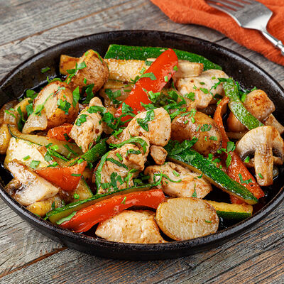 Шипящая сковородка с курицей в Трапезная по цене 870 ₽