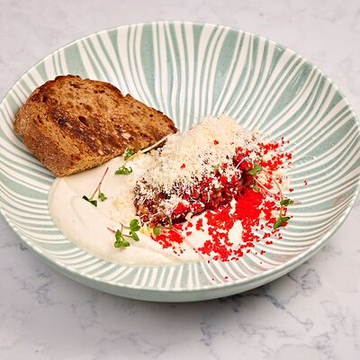 Тартар из говядины с соусом блю чиз в Икра по цене 730 ₽