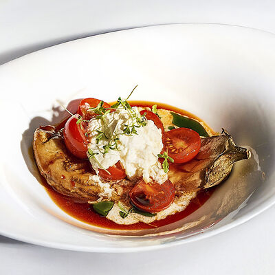 Печёный баклажан с томатами и страчателлой в сладком чили в Вартазия по цене 890 ₽