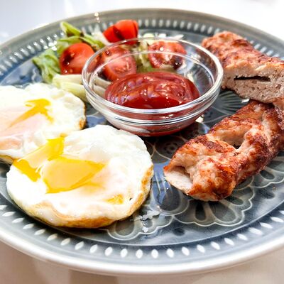 Яичница-глазунья с люля-кебабом из курицыв Одно мясо по цене 450 ₽