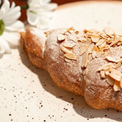Миндальный круассан в Поль Бейкери по цене 195 ₽