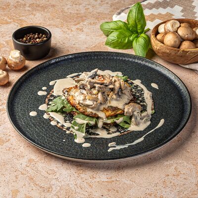 Драники с курицей и грибным соусом в Хинкальная Кинза по цене 860 ₽