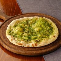 Фокачча с соусом песто и пармезаном в Casa Mia