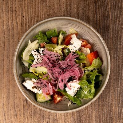 Салат Овощной с фетой в травах в Гриль Бар Понеслось по цене 440 ₽