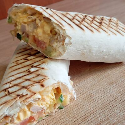 Шаурма сырная со свининой в Кафе-шашлычная по цене 430 ₽