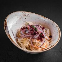 Капуста квашеная с брусникой и черным хлебом в Мираж