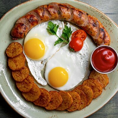 Яичница с картофелем и колбаской в Meal me по цене 340 ₽