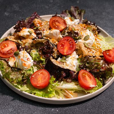 Салат с хрустящими баклажанами в 4 СЫРА по цене 540 ₽