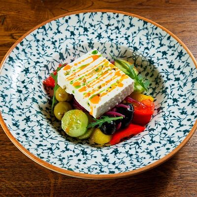 Салат греческий с солёным сыром брынза в Вах!Хинкали по цене 720 ₽