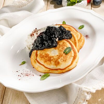 Оладьи с домашним вареньем и сметанойв DiDi по цене 460 ₽